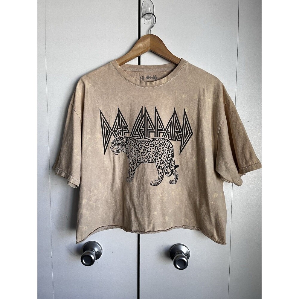Def Leppard Leopard Graphic Cropped T-Shirt L/G Beige Mineral Wash Rock Band Tee